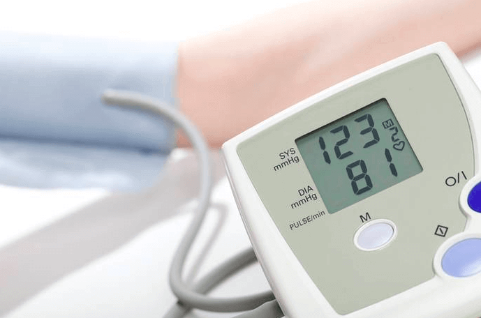١٠ طرق للوقاية من مشاكل الكلى Blood-pressure-control 