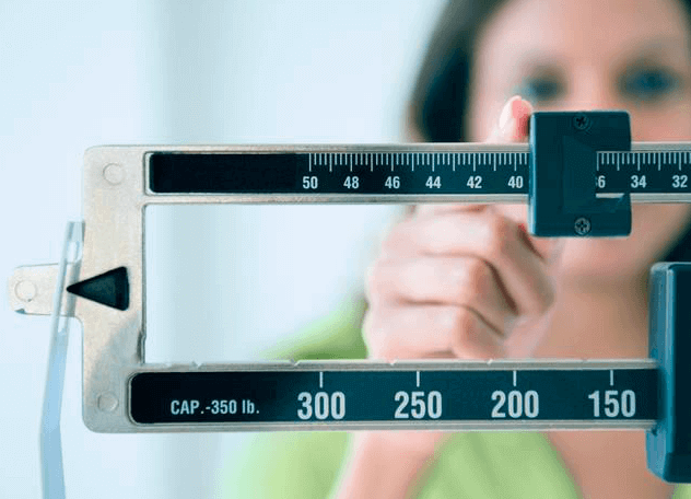 ١٠ طرق للوقاية من مشاكل الكلى Scale-weight-obesity 